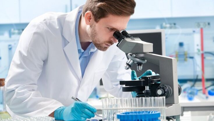 Diagnose menschlicher Parasiten unter dem Mikroskop