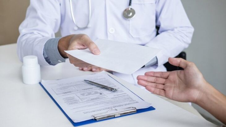 Der Arzt verschreibt eine Behandlung gegen Parasiten.